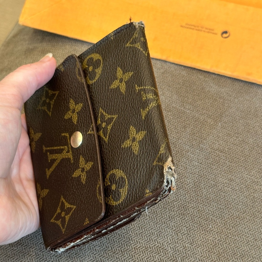 Authentic Louis Vuitton compact wallet - Picture 6 of 13